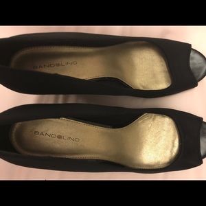 Bandolino Black peep toe wedges size 10 Women’s